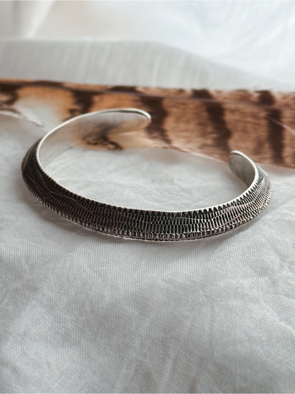 Vintage Native American stamped triangle heavy gauge cuff - Picture 2 of 6